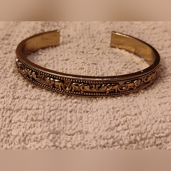 Vintage 4pc lot elephant bracelet, pin and charms - Picture 5 of 10